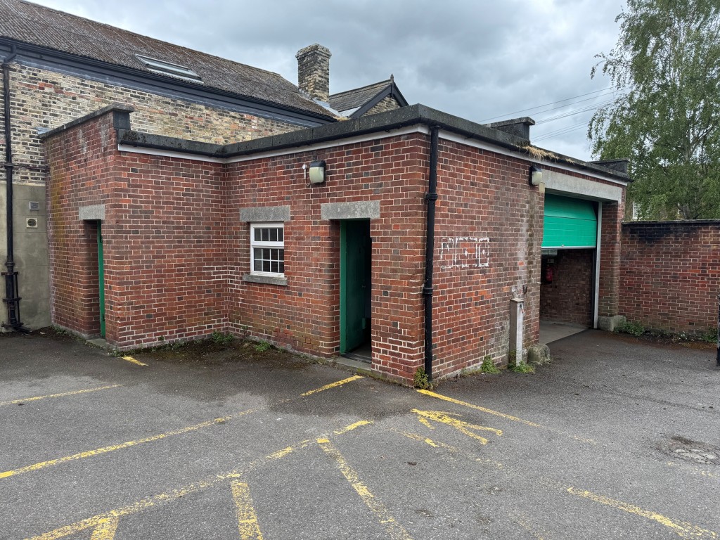Lot: 42 - FREEHOLD PREMISES IN CENTRAL LOCATION WITH PARKING - Garage